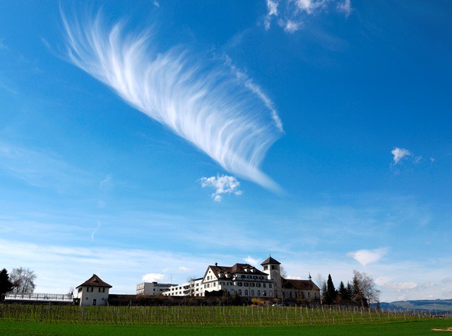 Blauer Himmel mit Wolken über Zuger Landschaft