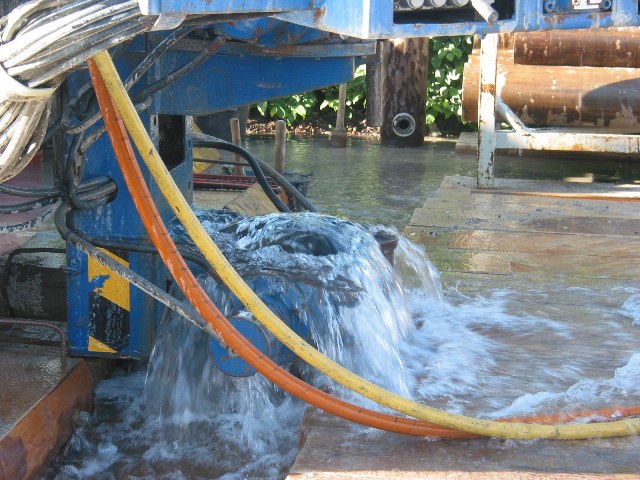 Austretendes Grundwasser bei einer Bohrung
