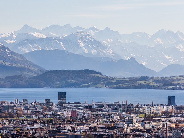 Blick auf Zug mit Zugersee und Bergen