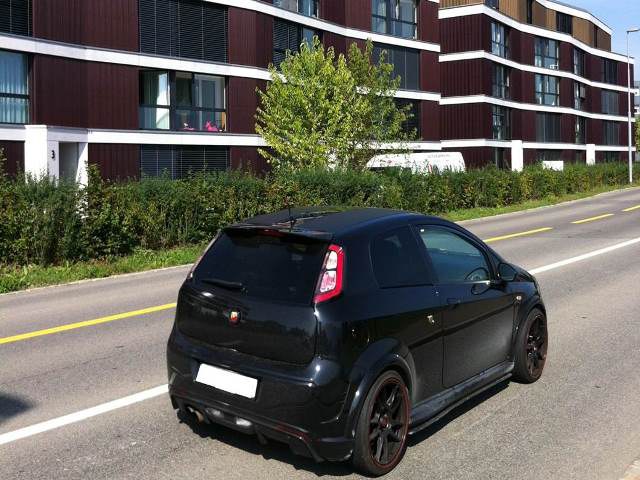 Fahrendes Auto in Wohnquartier