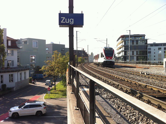 Zug  bei der Einfahrt in den Bahnhof Zug
