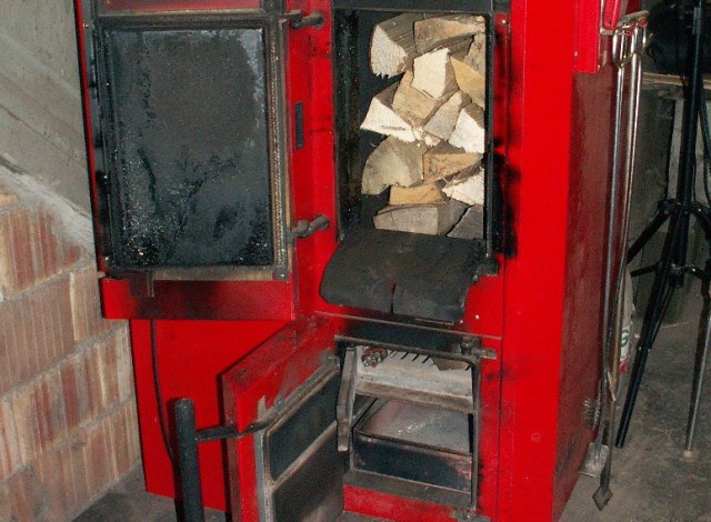 Holzfeuerungsofen mit Holz im Brennraum