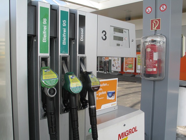 Tankstelle mit Zapfsäulen