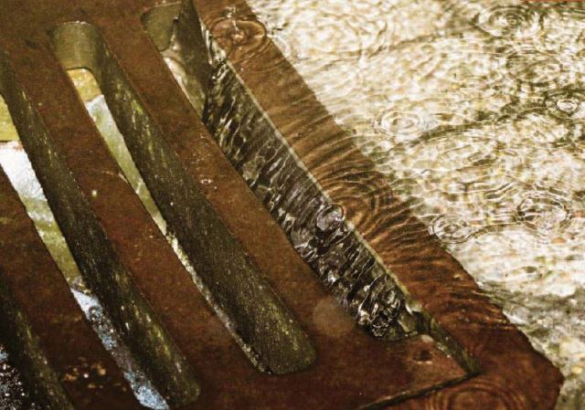 Wasser fliesst in Schacht