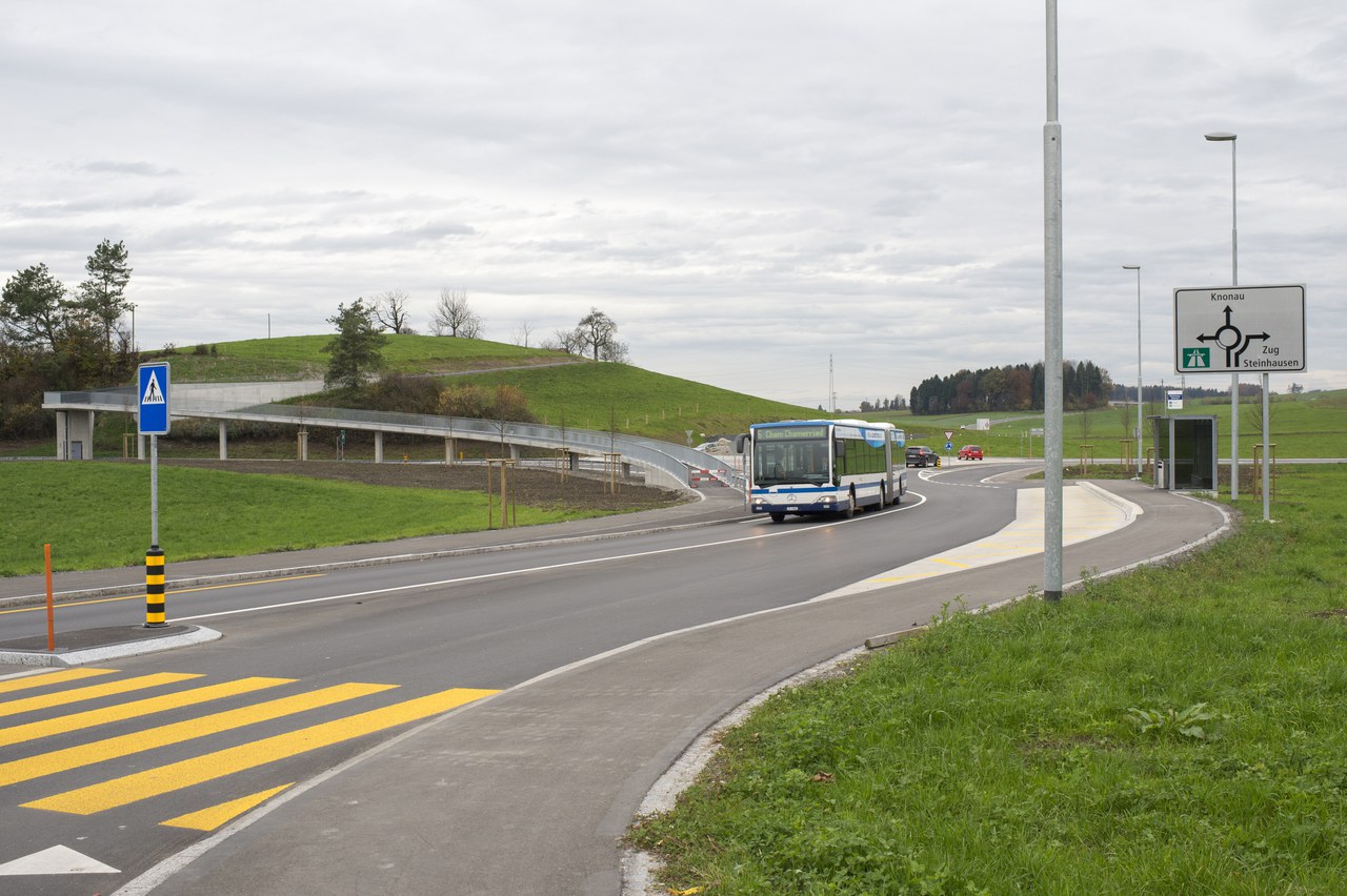 Bild 2: Blick von der Hinterbergstrasse in Richtung Kreisel Grindel. Links die neue Fussgängerpasserelle als Wanderwegverbindung ins Naherholungsgebiet Städtlerwald.