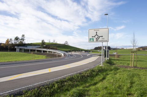 Bild 1: Blick von der Hinterbergstrasse in Richtung Kreisel Grindel. Links die neue Fussgängerpasserelle als Wanderwegverbindung ins Naherholungsgebiet Städtlerwald.