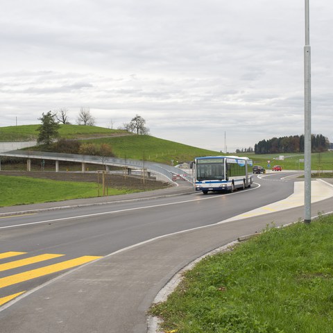 Bild 2: Blick von der Hinterbergstrasse in Richtung Kreisel Grindel. Links die neue Fussgängerpasserelle als Wanderwegverbindung ins Naherholungsgebiet Städtlerwald.