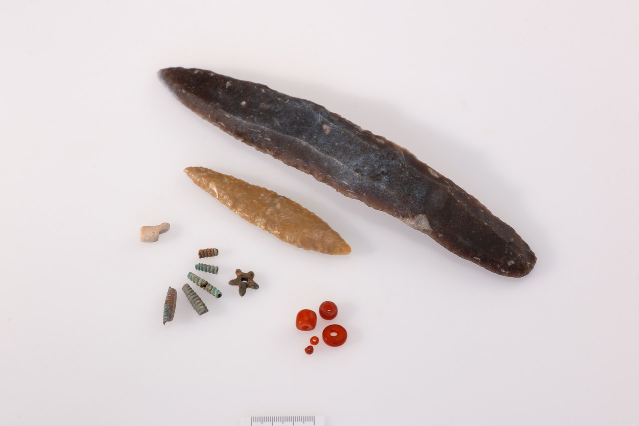 Zuger Rohstoffhandel gibt es schon seit Jahrtausenden. Anlässlich der Rettungsgra-bungen «Cham-Alpenblick» 2009/10 konnten viele kostbare Funde aus der Jungsteinzeit und der Bronzezeit sichergestellt werden.