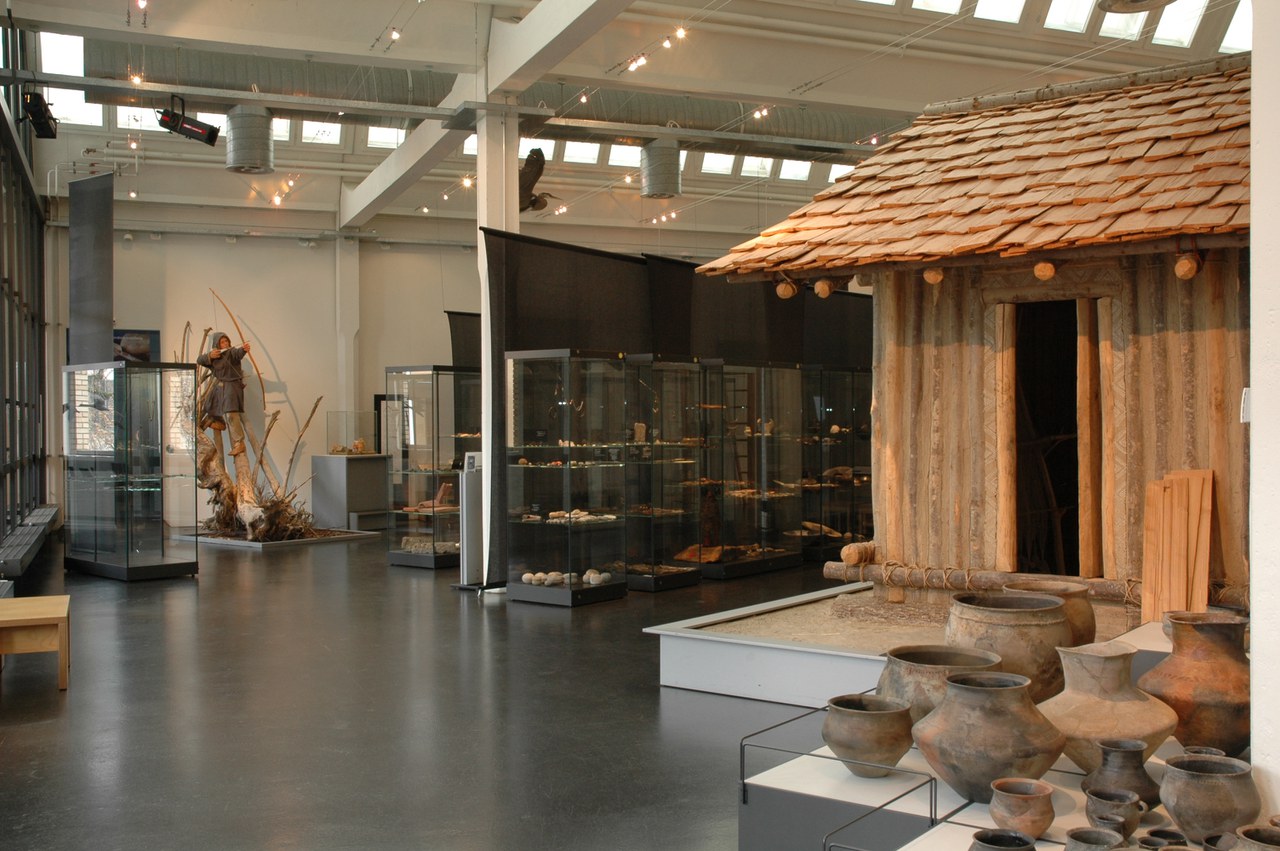 Nachbau eines spätbronzezeitlichen Hauses und Funde aus der UNESCO-Welterbe-Station Zug-Sumpf (um 1000 v. Chr.).