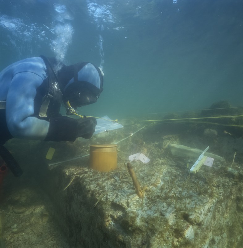 Archäologe beim Freilegen von Funden unter Wasser