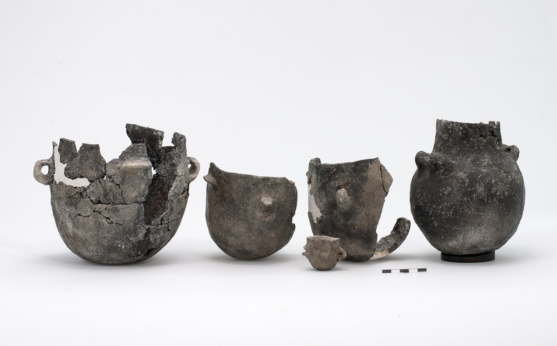 nebeneinander stehende, rekonstruierte Keramikgefässe