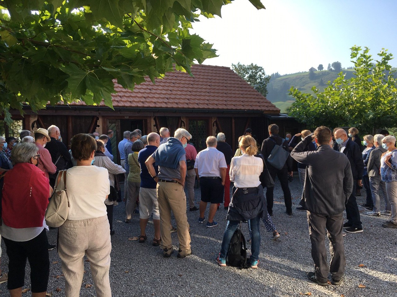 Menschen im Innenhof während der Führung