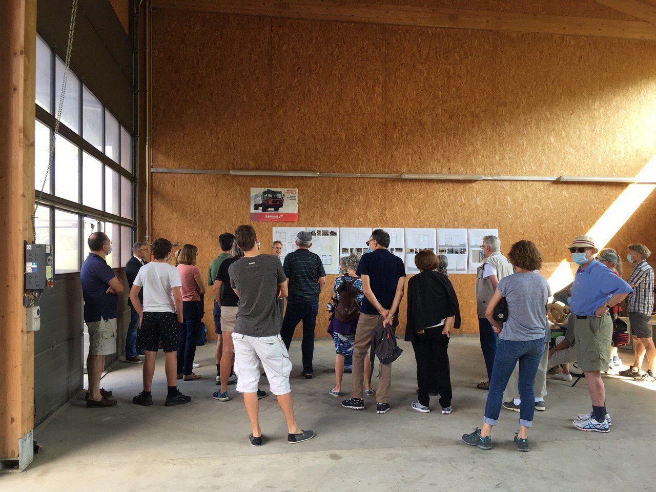 Menschen während der Führung im Werkhof der Korporation