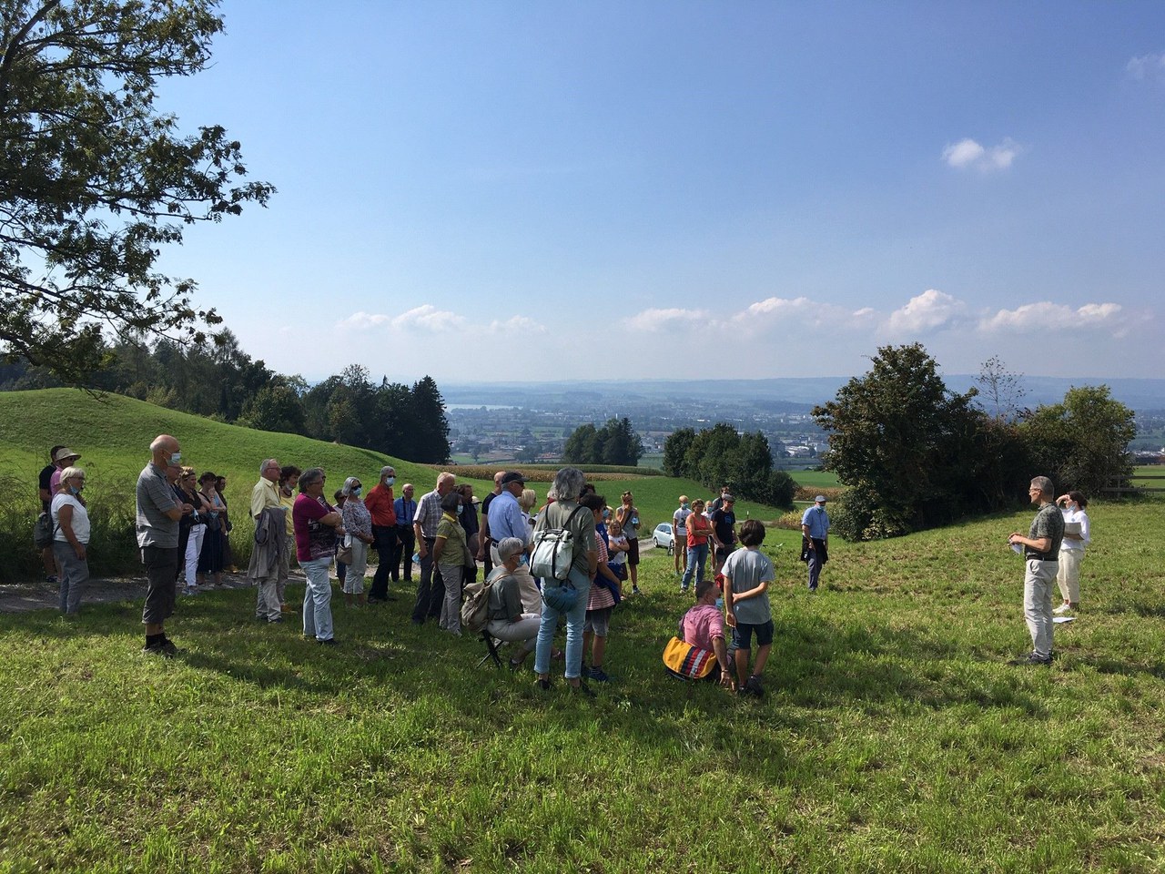 Menschen während der Führung beim Wasserreservoir