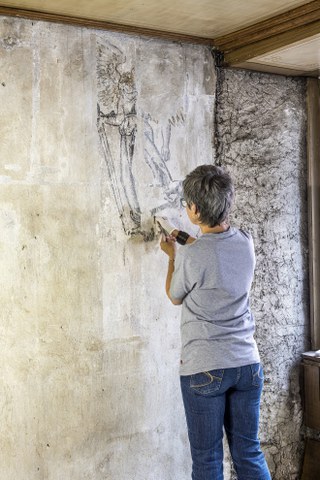 Foto 1: Restauratorin bei der Arbeit