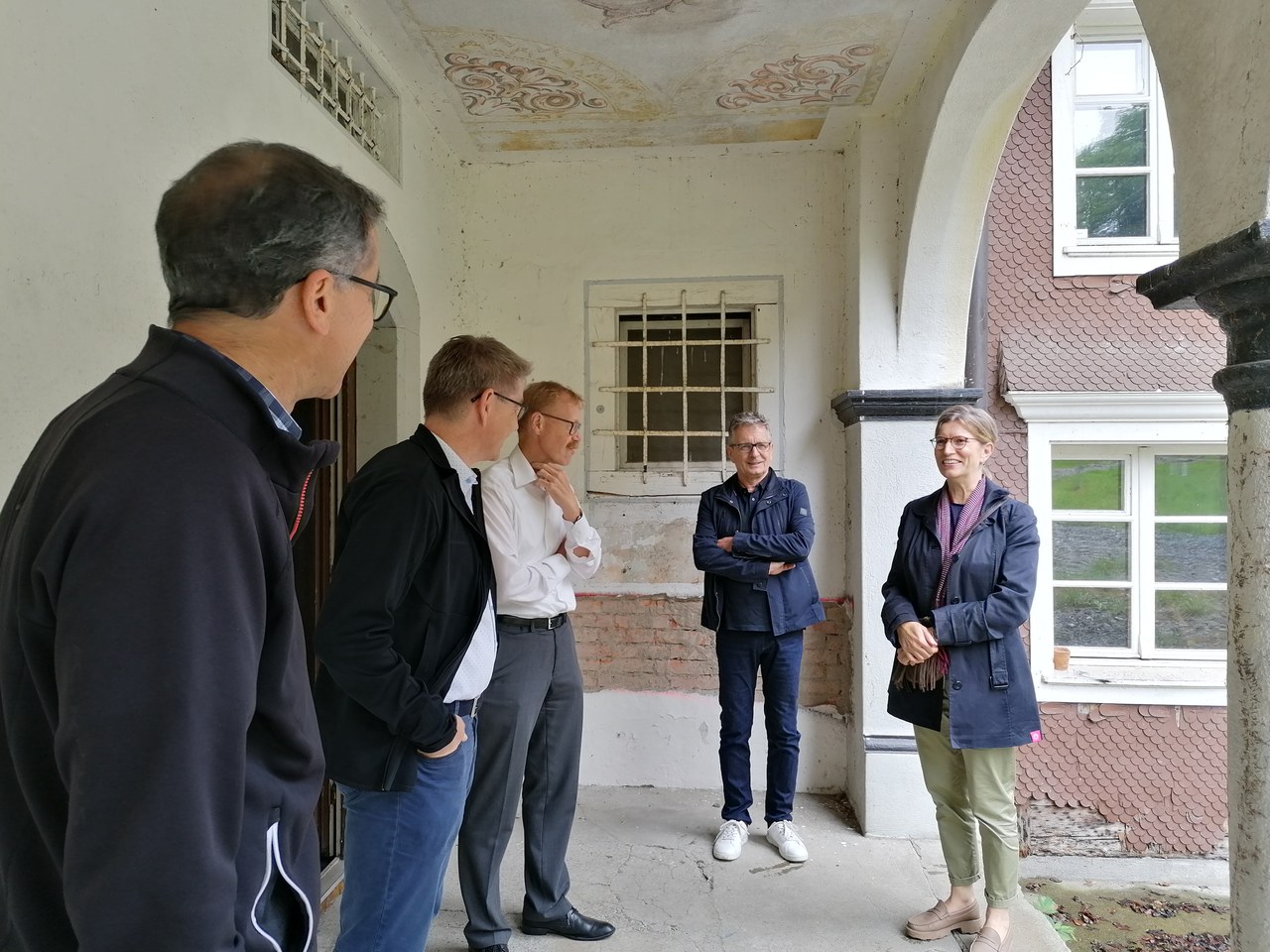 Alle stehen in der Runde und tauschen sich über zukünftige Kommunikation aus