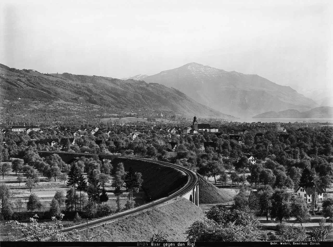 Bis weit ins 20. Jahrhundert hinein prägten die Kirchtürme das Siedlungsgebiet schon von weitem, wie dieses historische Foto aus dem Jahre 1910 mit Blick auf Baar zeigt.