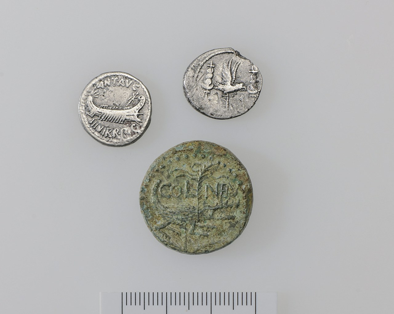 Drei Münzen mit militärischen Motiven