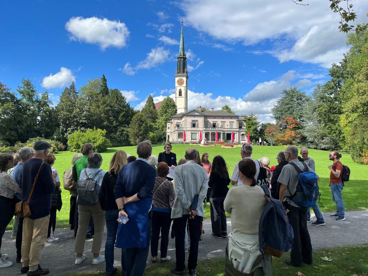 Gruppe vor der Villa Villette