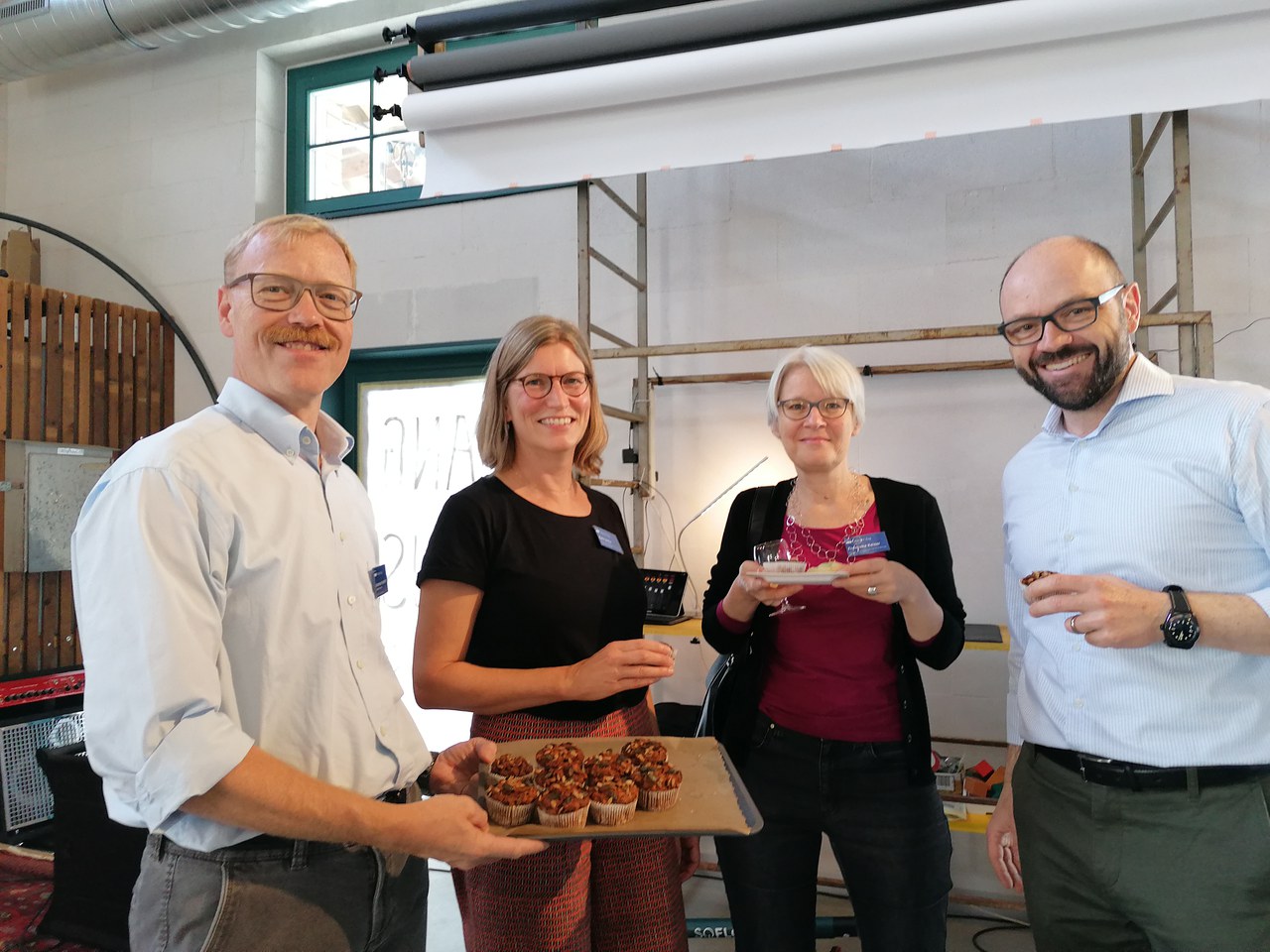 Regierungsrat Andreas Hostettler, Karin Artho, Franziska Kaiser und der Chamer Gemeinderat Arno Grüter beim Gespräch