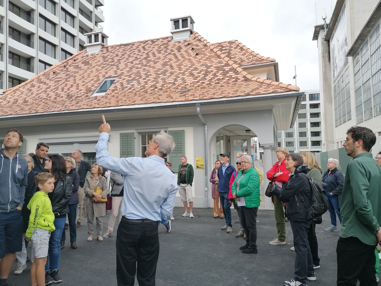 Gruppe vor dem Portierhaus