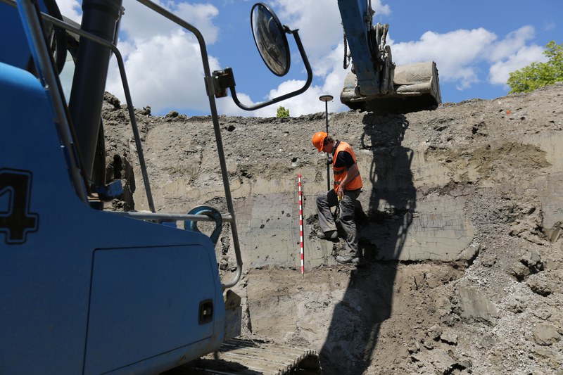 Ein Archäologe während der Aushubüberwachung an der Chollerstrasse in Zug