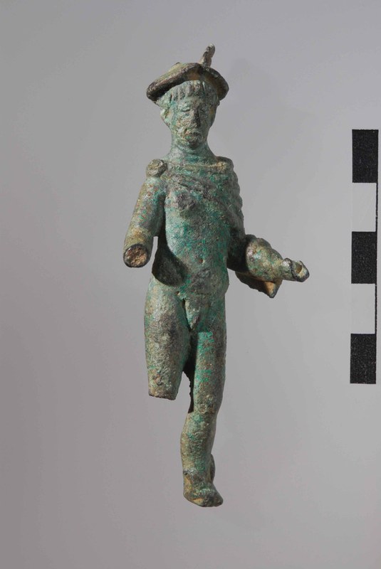 Vorderansicht der Merkur-Statuette mit Hut, gehobenen Armen, auf einem Bein stehend