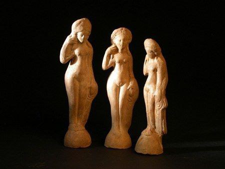 Drei nebeneinander aufgestellte Venusfiguren, Vorderansicht