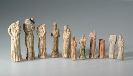 Nebeneinander aufgestellte Schabmadonnen, die aus verschiedenen Fundstellen stammen