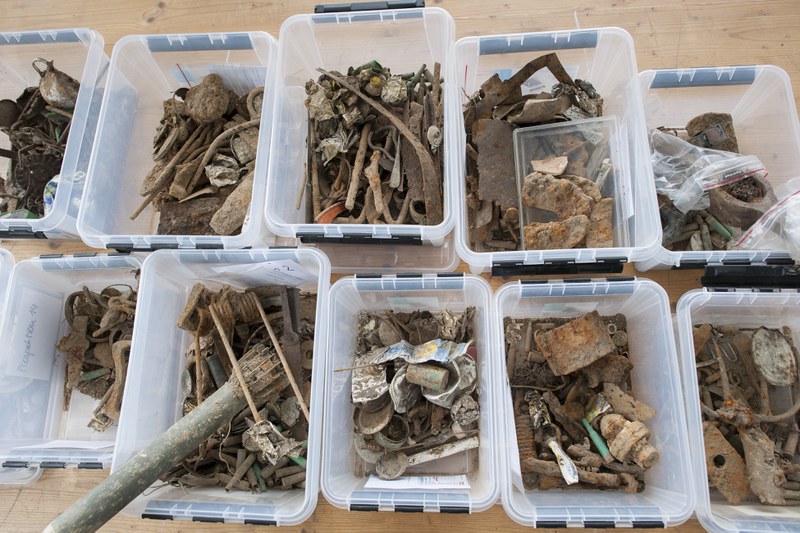 In Plastikbehälter aufgeteilte Prospektionsfunde vom Morgarten
