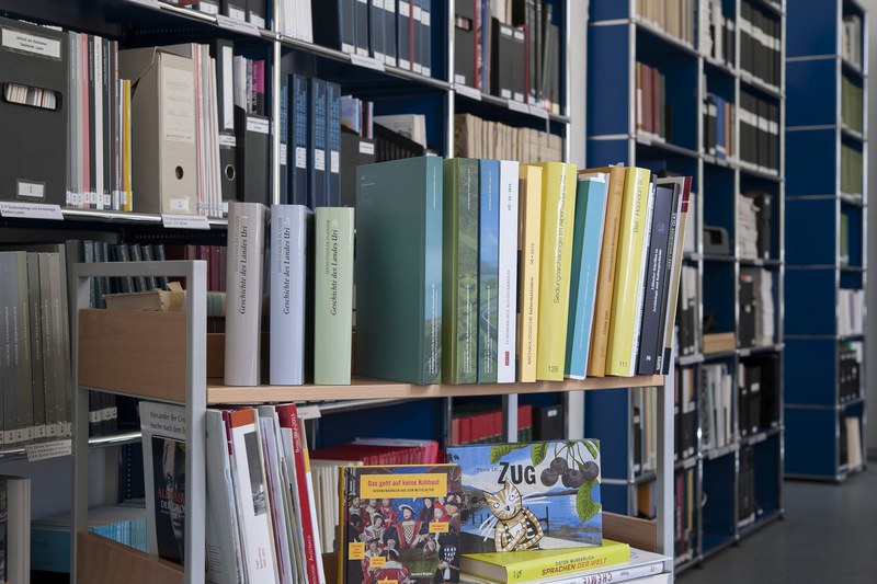 Bild von einem Gestell und einem Wagen mit Büchern aus der Bibliothek