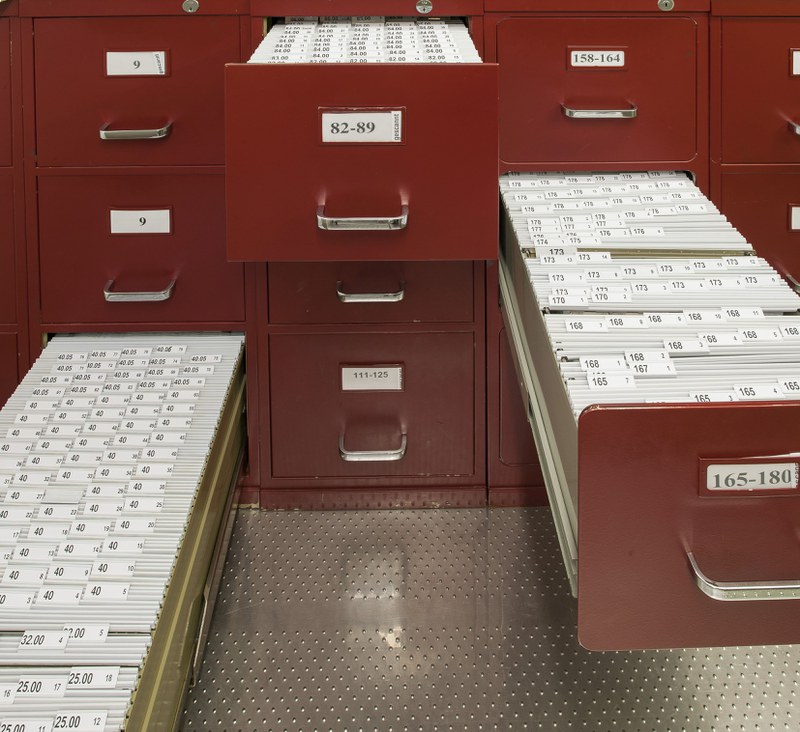 Archivschränke mit Dias, die Schubladen sind teils geöffnet