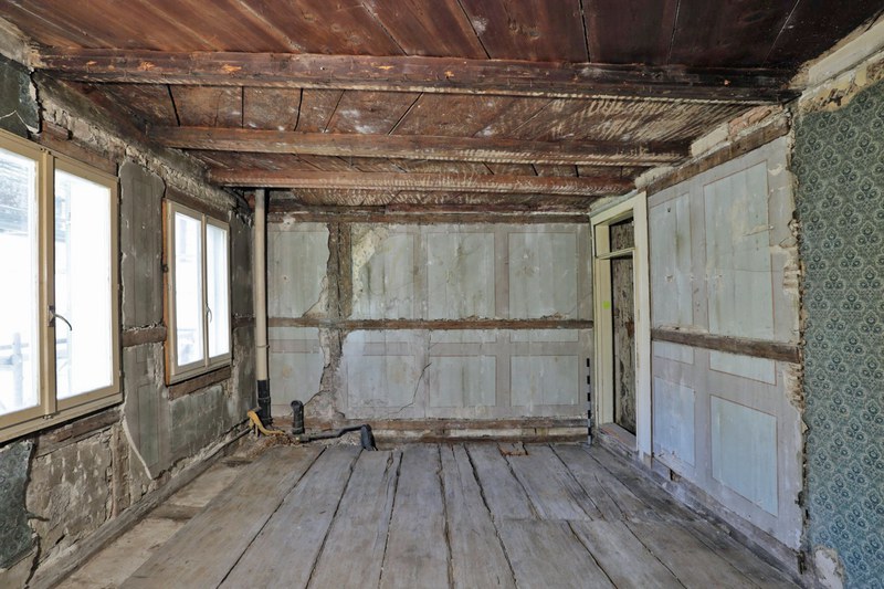 Freigelegte Wände in der Neugasse in Zug während des Bauuntersuchs