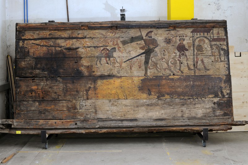 Bohlenwand mit freigelter Malerei, Reiter, Wappenträger von Zug und Einzug in Zug