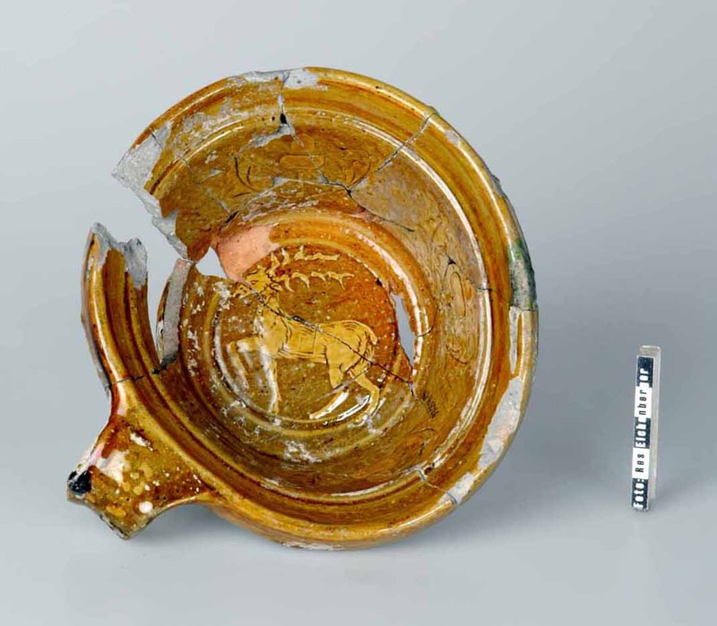 Aufnahme der glasierten Schüssel, in der Innenseite ist ein Hirsch abgebildet