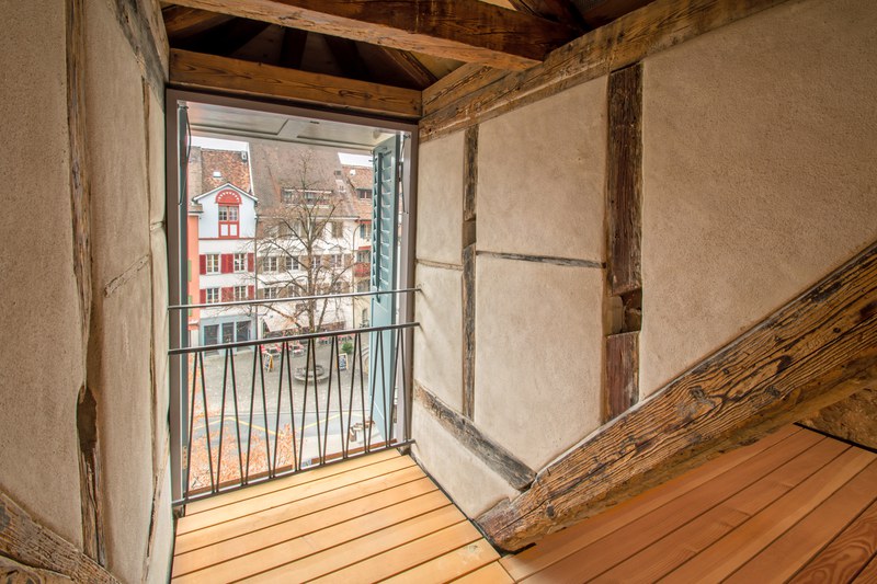 Haus Kolinplatz 19, Blick aus dem Fenster, Holzboden und Bohlenständerwand