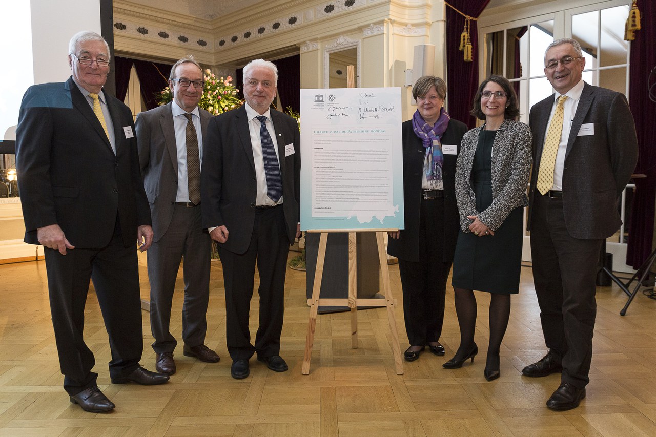 Foto Unterzeichnung der Schweizer UNESCO-Charta zum Welterbe