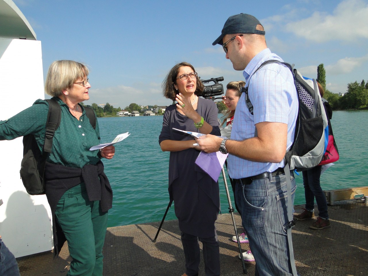 Foto 6: Regierungsrätin und Fischereidirektorin Manuela Weichelt-Picard gibt Medienschaffenden Auskunft