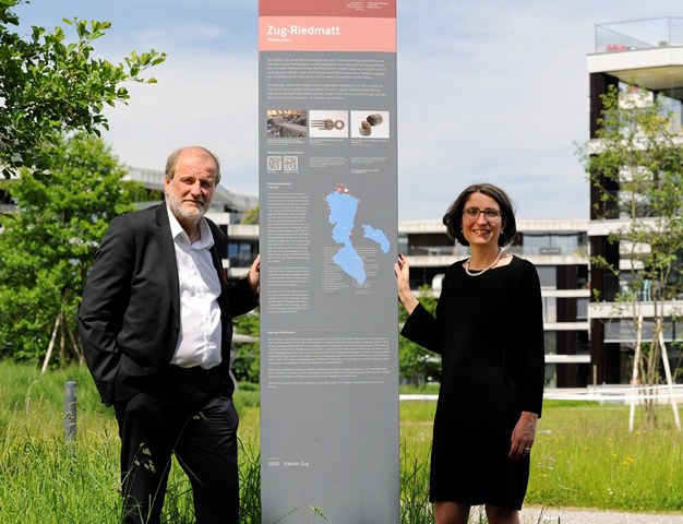 Bild 02 Stele Riedmatt mit Regierungsrätin Manuela Weichelt-Picard und Stadtpräsident Dolfi Müller