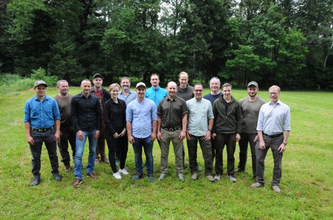 Regierungsrat Andreas Hostettler mit den erfolgreichen Absolventen und der Absolventin des Jagdlehrganges.
