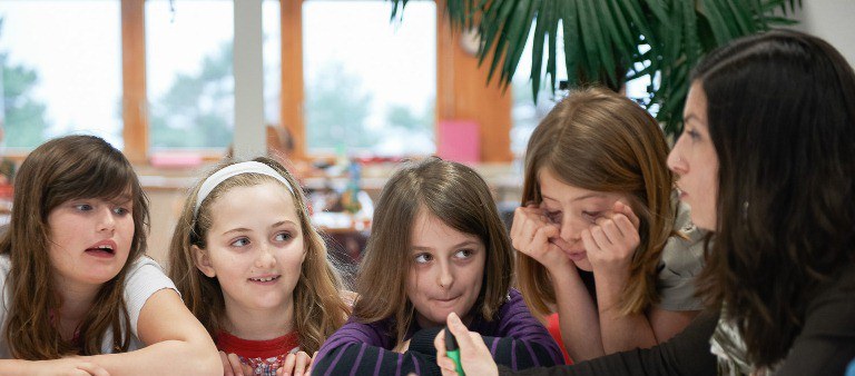 Kindergruppe mit Lehrperson