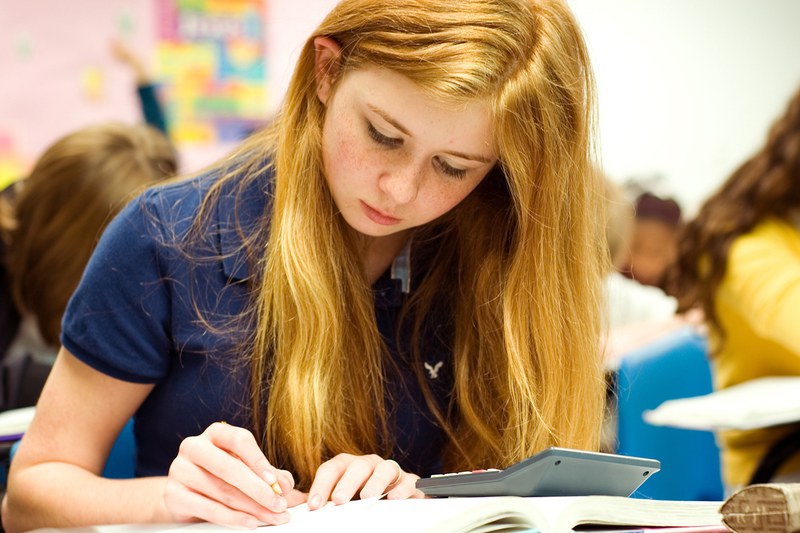 Rechnende Schülerin