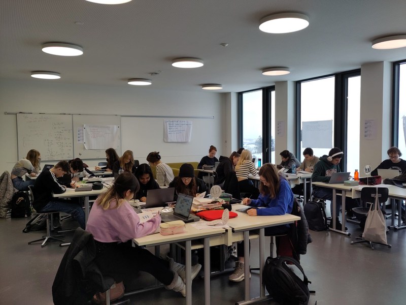 «L+» erlaubt verschiedene Lernsettings – die Lehrpersonen stehen dabei beratend und fördernd zur Seite.