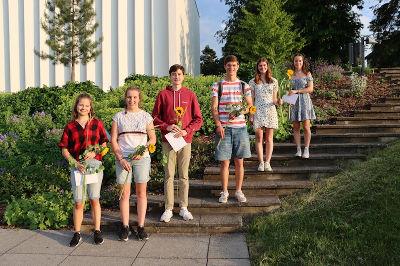 Auszeichnung für Ramona Blättler, Katja Iten, Jérôme Sennrich und Elis Jaroš, Polina Ebnöther und Nora Kaufmann (v.l.).