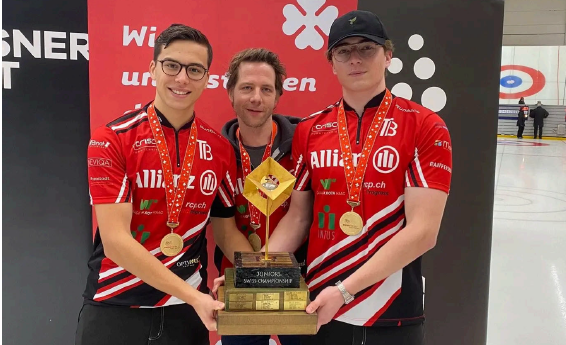 Siegerbild mit drei Personen und Pokal