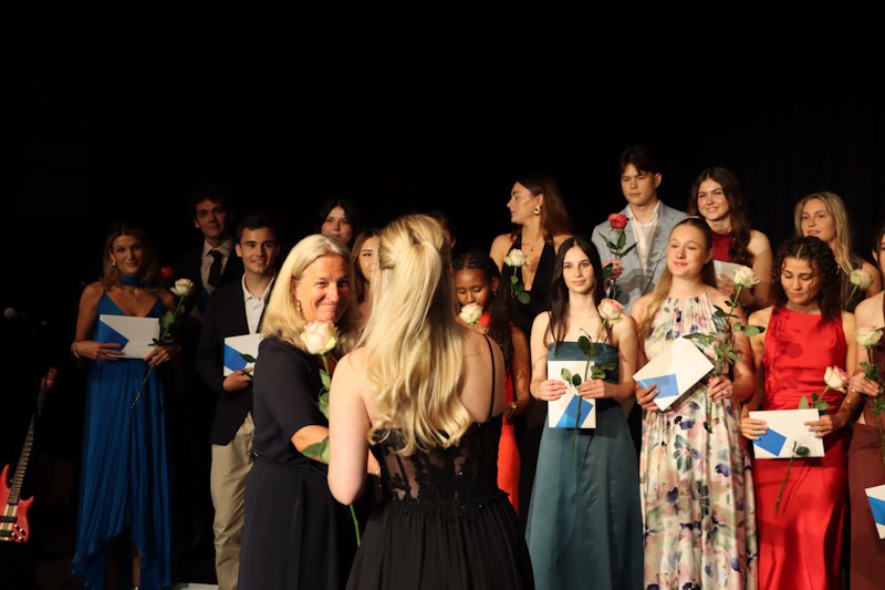 Rektorin Juliane Kade beglückwünscht eine Absolventin