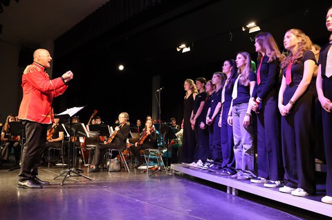 «The Greatest Showman» - Musikschülerinnen und Musikschüler begeistern Publikum im Theatersaal der Kantonsschule Menzingen