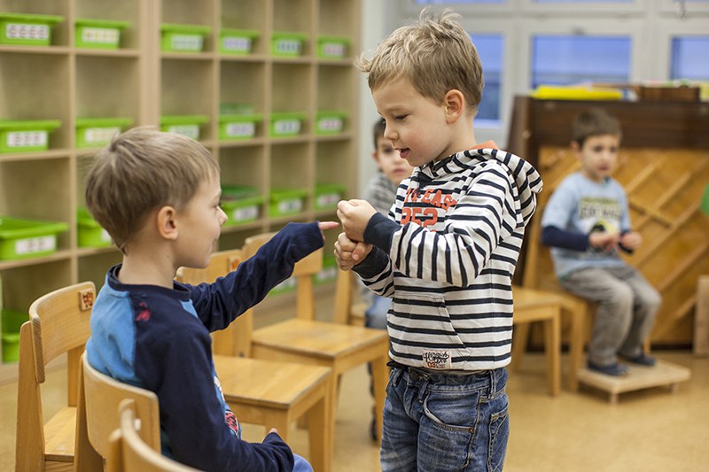 Zwei Kindergarten Buben beim Spielen