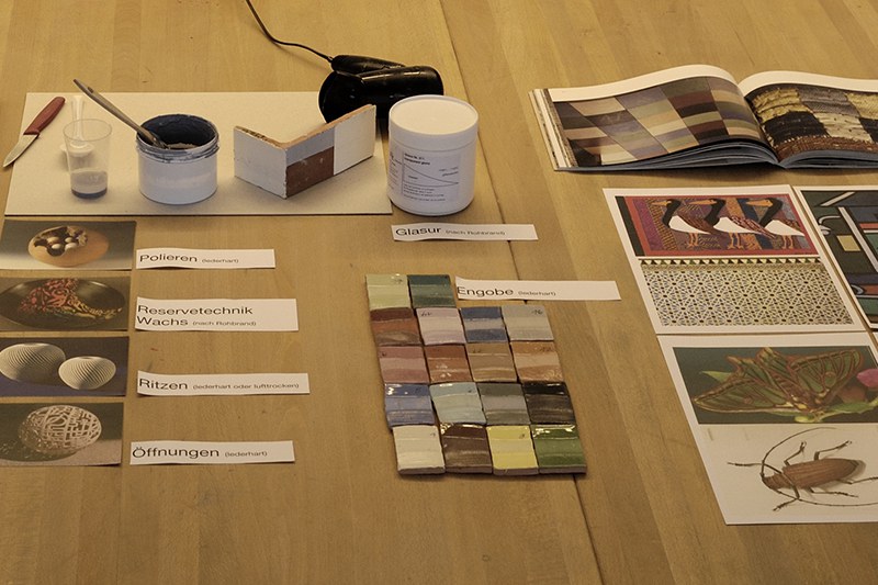 Verschiedene Bücher und Materialien auf einem Tisch