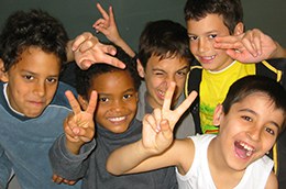 Kinder aus unterschiedlichen Kulturen beim gemeinsamen Spiel.